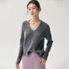 Nuevo suéter de cachemira minimalista con cuello en V para otoño e invierno para mujer, top de punto de manga larga con un dobladillo relajado y ligeramente asimétrico (más corto adelante, más largo atrás)