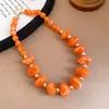 Colar Redondo de Contas Acrílicas, Corrente de Clavícula Levemente Luxuosa e de Alta Qualidade, Acessório de Pescoço Único da Moda e Versátil para Mulheres Venda por Atacado