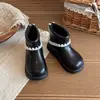 Sapatos de couro infantis 2026 primavera e outono nova moda botas de couro de cor sólida para meninas estilo britânico Mary Jane sapatos de solado único estilosos