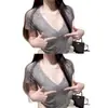 Camiseta de punto gris con encaje y escote en V de manga corta estilo coreano para mujer, ajuste slim para verano, única y elegante, nuevo modelo 2026 top