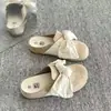 Pantuflas ligeras, transpirables y estables para mujer, diseño de moda y popular 2026, realzando un look sofisticado, con un ajuste ceñido y cobertura para los dedos del pie