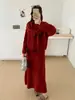 Elegante y suave traje de punto estilo 2026 otoño e invierno nuevo conjunto de tres piezas para mujer: suéter de cuello chal liso y falda