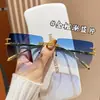 Novos óculos de sol quadrados sem aro, um item essencial para um look natural, realçam o tom da pele, possuem um design estiloso e são um acessório moderno e versátil para proteção solar e sombreamento.