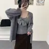 Conjunto de Suéter Estilo Doce Coreano Novo Outono e Inverno Conjunto de Duas Peças Cardigan de Tricô Solto com Suspensório e Laço Feminino