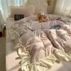 Juego de ropa de cama de cuatro piezas de terciopelo de leche con encaje y estampado de mariposas, engrosado para abrigar en otoño e invierno, incluye una funda de edredón de vellón de coral y un juego de sábanas de tres piezas