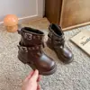 Fivela de Cinto Fashion para Meninas Rebite Botas de Cano Médio Estilo Martin 2026 Outono/Inverno Nova Chegada Sola Macia Versátil Moda Botas de Couro para Meninas