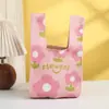 Bolso de mano tejido en rosa con pequeños estampados florales, bolso tipo cubo versátil de estilo coreano, bolso pequeño casual y exquisito para el uso diario de las mujeres
