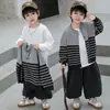 Conjunto de Cardigan de Tricô de Três Peças para Meninos Primavera e Outono, Roupa Estilosa e Moderna Infantil Estilo Coreano, Roupas da Moda para Meninos Jovens