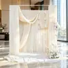 Suprimentos para Decoração de Quarto Nupcial de Casamento Estilo Romântico Simples Cortinas de Tecido Branco Decorações com Flores Artificiais para Fundo de Casamento ao Ar Livre Roupão de Manhã