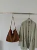 Bolso tote de cuero mate nuevo 2026, con un estilo relajado, gran capacidad y se puede llevar como bolso de hombro o bolso cruzado, adecuado para ir al trabajo y llevar una laptop
