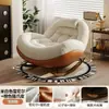 Sillón mecedor casual de color crema, tipo envolvente, para dormitorio o sala de estar; presenta un marco estable y antivuelco y está diseñado como una cómoda tumbona individual para uso doméstico
