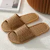 Sandálias Tecidas de Palha de Bambu para Primavera e Verão para Homens e Mulheres, Barracas de Rua, Chinelos para Chão Interno de Casa, Venda por Atacado de Grama de Rattan