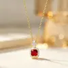 Novo colar quadrado pequeno colorido em zircônia cúbica, banhado a cobre com ouro real, moda de alta qualidade, luxo leve, versátil, direto do fabricante