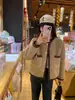 Casaco de Lã de Cordeiro Novo Estilo para Mulheres, Outono e Inverno 2026, Cardigan Curto Único e Super Estiloso em Estilo Inspirado em Chanel