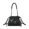 Bolso de mano pequeño retro de cuero aceitoso para mujer, nuevo estilo 2026, bolso de hombro, otoño/invierno, en un hermoso color marrón