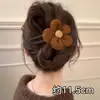 Um grampo de cabelo estiloso e versátil para mulheres, apresentando um design de bico de pato que não pressiona a parte de trás da cabeça, perfeito para criar penteados elegantes no outono e inverno.