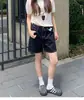 Shorts de mezclilla azul oscuro para mujer, estilo de verano delgado, adelgazantes para figuras curvilíneas y petite, hot pants de línea A para tipos de cuerpo de pera