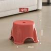 Banquinho Pequeno de Plástico Espessado para Uso Doméstico, Banquinho Pequeno para Sala de Estar, Banquinho Quadrado Empilhável, Banquinho para Mesa de Centro, Banquinho Infantil Baixo Antiderrapante para Banheiro