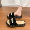 Sandálias rasteirinhas femininas populares de verão, estilo nicho, com pérolas, sola grossa, confortáveis, de calçar, com franjas e pérolas
