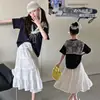 Conjunto Casual Estilo Coreano para Niñas 2026 Verano Nuevo Conjunto de Dos Piezas con Camiseta con Adorno de Encaje y Falda de Capas, Elegante y Moderno