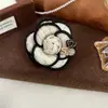 Broche de Camélia Pequeno e Perfumado de Novo Estilo, Alto Padrão, Suave e Doce, Acessórios Elegantes Retro Franceses para Ternos e Casacos