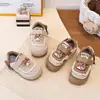Sapatos femininos 2026 primavera e outono novos tênis de treino infantis com sola macia, sapatos esportivos para meninas pequenas, sapatos de malha para meninos
