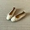 Zapatos Planos de Ballet de Piel de Cordero Suave Estilo Rollo de Huevo para Mujer 2026 Nuevo Punta Cuadrada Moño Tacón Plano Temperamento Commute Boca Baja Zapatos de una Sola Pieza
