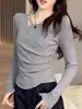 En Stock Otoño 2026 Nuevo Estilo Camiseta con Botones Decorativos, Base de Color Sólido, Ceñida a la Cintura, Corte Ajustado, Top de Manga Larga