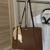 Bolso de Mano de Seda Texturizada de Lujo para Mujer, Nuevo Modelo Invierno 2026, Bolso de Hombro Versátil de Gran Capacidad, Bolso para el Hombro para el Trabajo