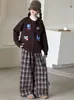 Colección de otoño para niñas: Conjunto de cárdigan de punto estilo coreano y pantalón de pierna ancha a cuadros nuevo 2026
