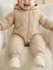 26 Nuevos mamelucos cálidos de otoño e invierno para bebé, ropa exterior acolchada y engrosada, mono de algodón con capucha