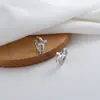 Brincos de Argola Pequenos Dourados com Cruz de Diamantes Cintilantes para Mulheres, Versáteis e Únicos, Estilo Europeu e Americano, Doces e Descolados, Tendência Hip-Hop