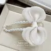 Accesorios para el Cabello al por Mayor para Mujeres: Pinza para el pelo de pato con lazo de perlas de lujo ligero Dongdaemun, Pinza para el pelo de pato para moño de celebridad de Internet