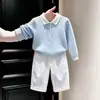 Conjunto de Dos Piezas para Niños Otoño 2026: Cárdigan de Punto Trenzado Azul Claro con Cuello Polo y Pantalones Blancos de Pierna Ancha