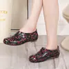 Zapatos impermeables de caña baja, botines de lluvia bajos, zapatillas de goma florales estilo coreano para el hogar, zapatos de slip-on de cristal para mujer, suela suave, ligeros para primavera y verano