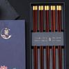 Cinco pares de palillos de madera de alitas de pollo con punta redonda y diez pares de palillos de madera rojos, caja de regalo para festivales, logotipo de la empresa.