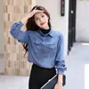 Foto real de una camisa vaquera azul retro americana para mujer, nuevo modelo otoño 2025, elegante camisa de hombros rectos para llevar como capa exterior con una chaqueta de cuello polo