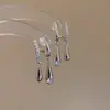 Aretes Delicados Bañados en Luz de Luna con Diamantes Incrustados en Forma de Gota de Agua: Un diseño versátil y elegante con un toque refinado y sofisticado