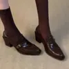 Primer encuentro estilo Ji Yinglun punta cuadrada temperamento tacón grueso mocasines hebilla slip-on versátiles para commuting retro zapatos pequeños de cuero