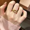 Anillo de Banda Lisa Dorada Minimalista de Lujo Ligero con Diseño de Nudo Entrelazado, Anillo Único para Dedo Índice, Versátil