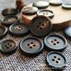 Fabricante em estoque fornecer marrom escuro natural chifre fino borda de quatro olhos botão fosco de terno de alta fixação botão do casaco do colete