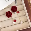 Pendientes de Flor de Terciopelo Rojo de Año Nuevo, Asimétricos, de Alta Gama, Versátiles, Estilo Nuevo, Pendientes de Lujo Ligero, Pendientes Elegantes de Otoño e Invierno