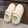 Otoño 2026 Nuevos Zapatos de Argán para Niños Suela Suave Zapatos de Bebé Estilo Coreano Unisex Casual Zapatos de Tabla Zapatos Blancos