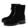 Botas de Cano Curto da Moda Estilo Europeu com Salto Médio Robusto para Mulheres, 26 Outono Novo Estilo Britânico Retrô Nicho Zíper Frontal Botas Curtas