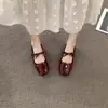 Elegantes sandalias retro rojas de punta cerrada estilo francés para mujer, nuevo modelo de verano 2026, inspiradas en Chanel, adecuadas para combinar con vestidos