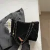 Bolsa de Ombro Transversal para Axila Feminina 2026 Nova de Verão Exquisite Acolchoada com Corrente Bolsa de Ombro Grande Capacidade Bolsa Tote Transversal