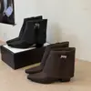 Novas botas curtas femininas estilo europeu e americano com fivela de cinto, cano curto, salto alto grosso, bico fino, caimento justo, outono preto