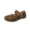 Zapatos Birkenstock para mujer 2026 nuevo modelo otoño cubierta completa para mujer otoño estampado de leopardo zuecos bidireccionales zapatos de suela blanda