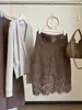 Falda midi de encaje flocado estilo francés para mujer, nueva colección de otoño, de talle alto, adelgazante, ajustada al cuerpo, elegante y versátil