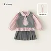 Conjunto Estilo Universitario de Ropa Infantil Youbao para Niñas: Camisa de Rayas Rosas, Chaleco de Color Sólido, Falda Plisada, Conjunto de Tres Piezas para Niños
